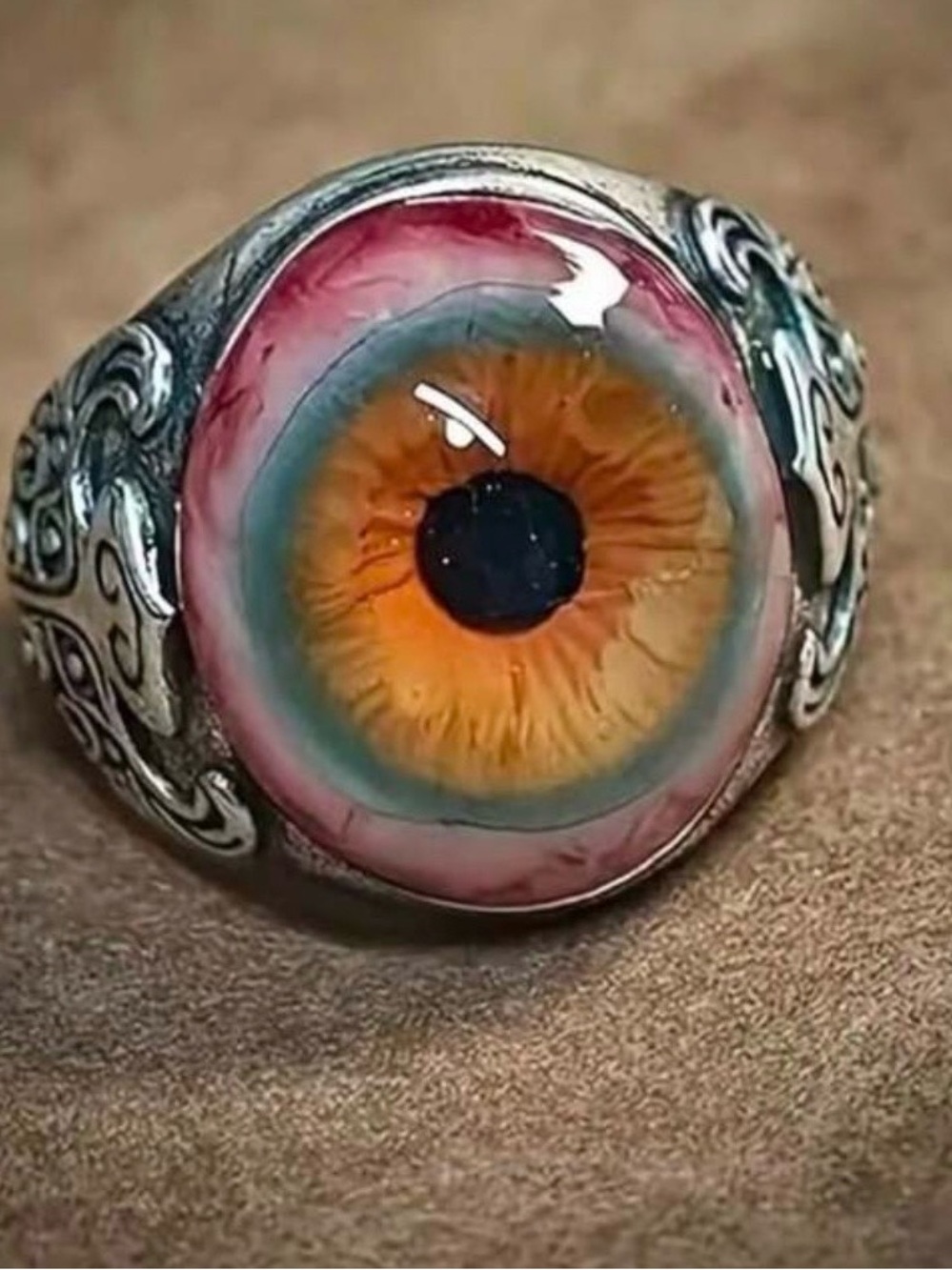 Gothic style Realistic Eyeball Ring - Picture 7 of 9